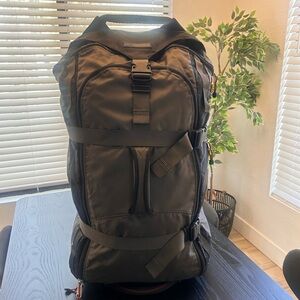 REI Black Gray Explorer Expedition Wheeled Rolling Travel Duffel Bag Luggage 26”